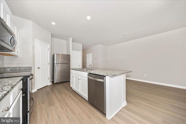 45 BLOOMSBURY ST, Falling Waters, WV 25419