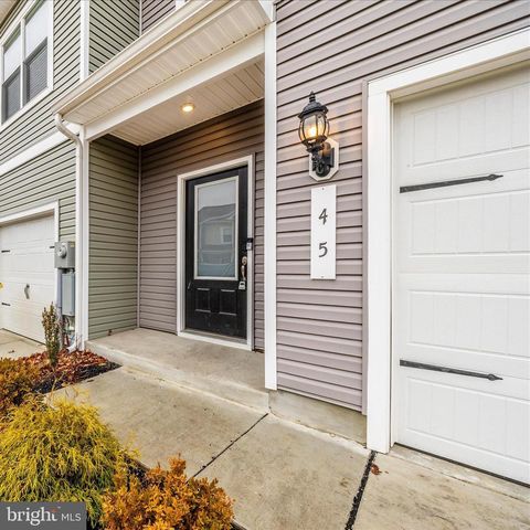 45 BLOOMSBURY ST, Falling Waters, WV 25419