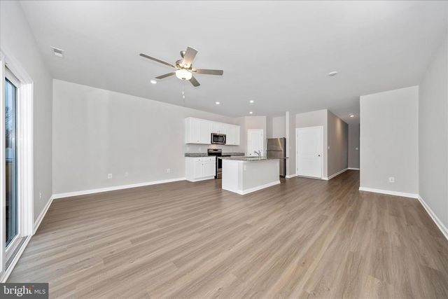 45 BLOOMSBURY ST, Falling Waters, WV 25419