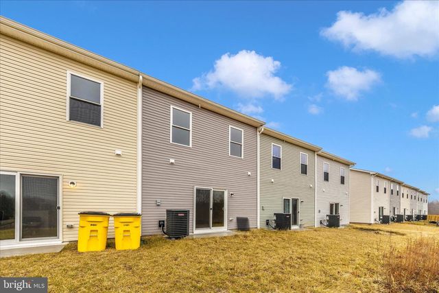 45 BLOOMSBURY ST, Falling Waters, WV 25419