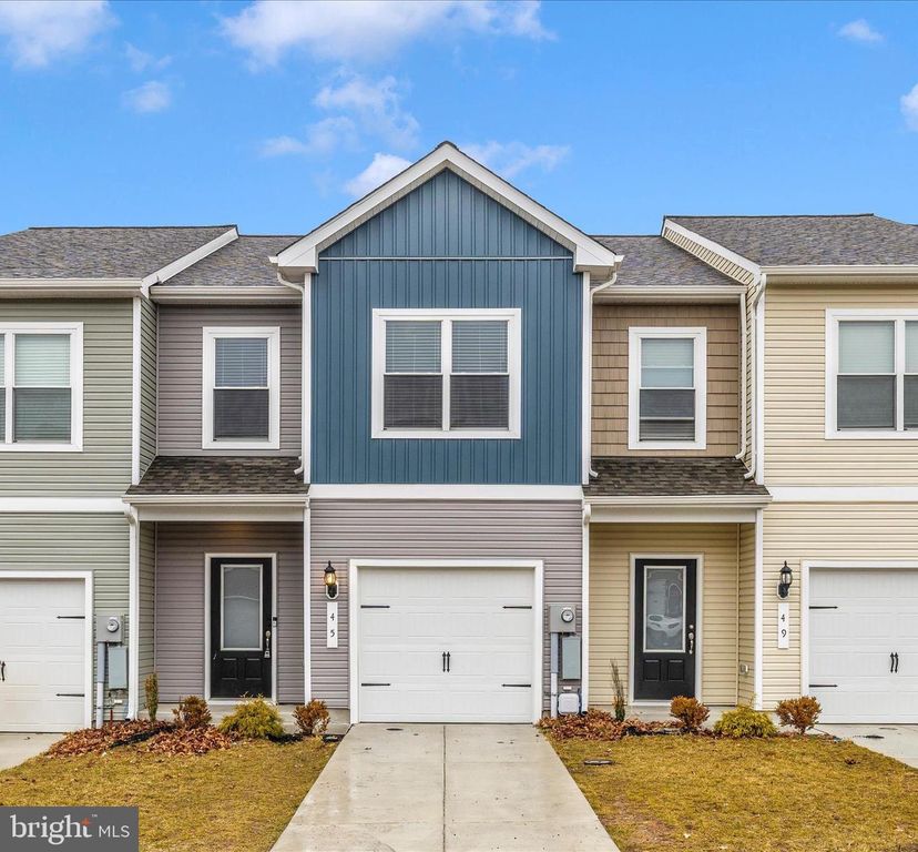 45 BLOOMSBURY ST, Falling Waters, WV 25419