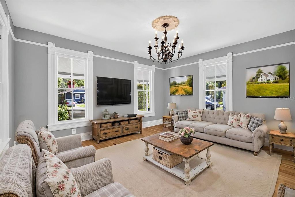 Image 13 of property listing at 1203 E CHELSEA STREET, Tampa, FL 33603