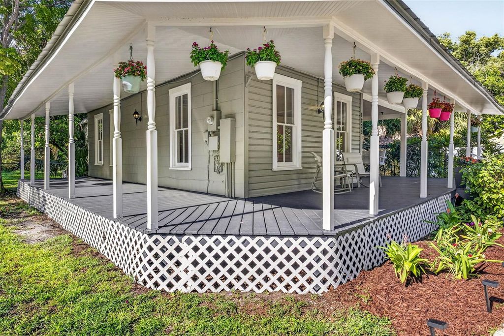 Image 3 of property listing at 1203 E CHELSEA STREET, Tampa, FL 33603