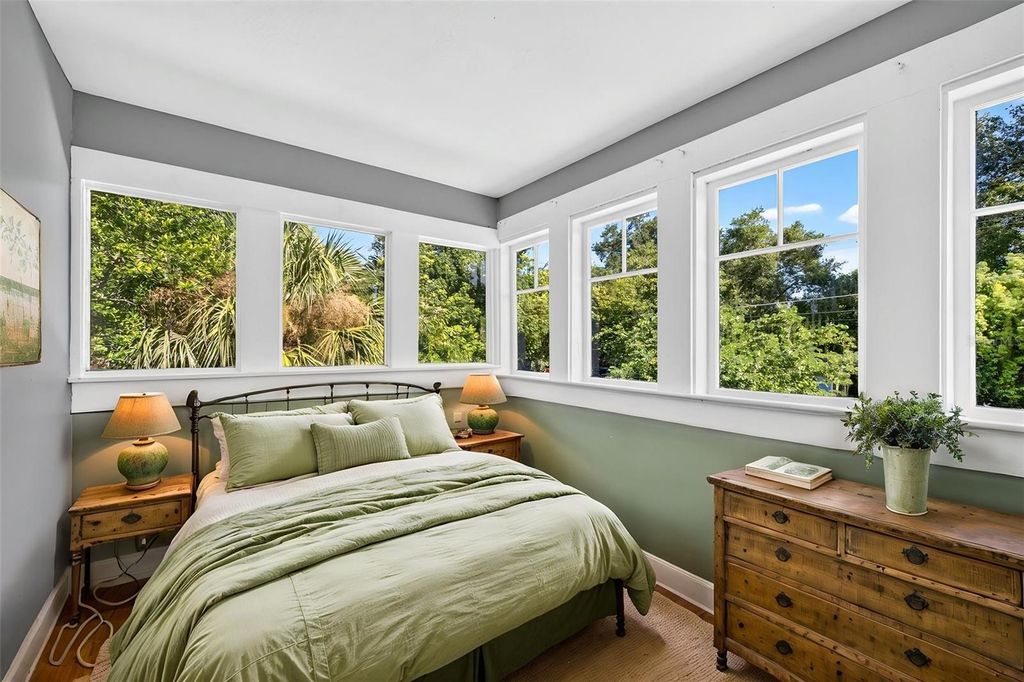 Image 36 of property listing at 1203 E CHELSEA STREET, Tampa, FL 33603