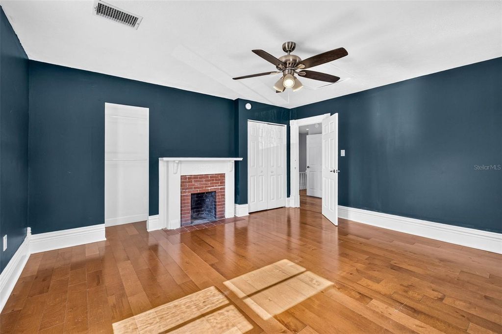 Image 40 of property listing at 1203 E CHELSEA STREET, Tampa, FL 33603
