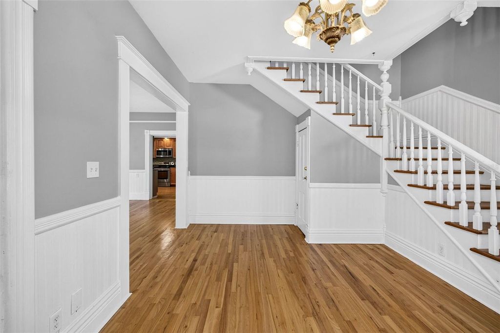 Image 7 of property listing at 1203 E CHELSEA STREET, Tampa, FL 33603