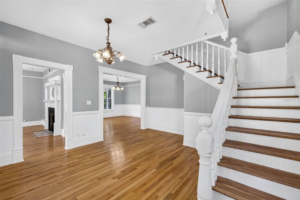 Image 8 of property listing at 1203 E CHELSEA STREET, Tampa, FL 33603