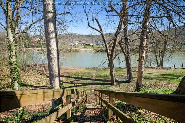 2009 Pennsylvania Avenue, St Albans, WV 25177