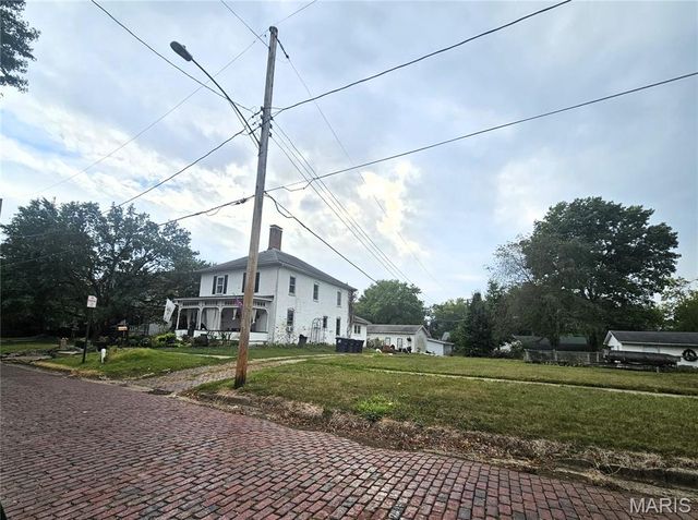 632 Jefferson Street, Hillsboro, IL 62049