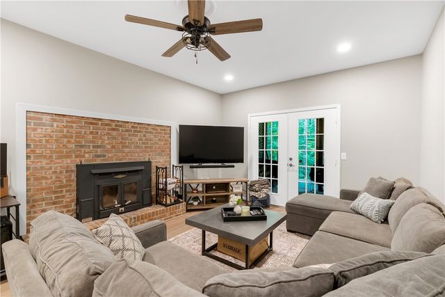 305 Bent Oak Lane, Central, SC 29630