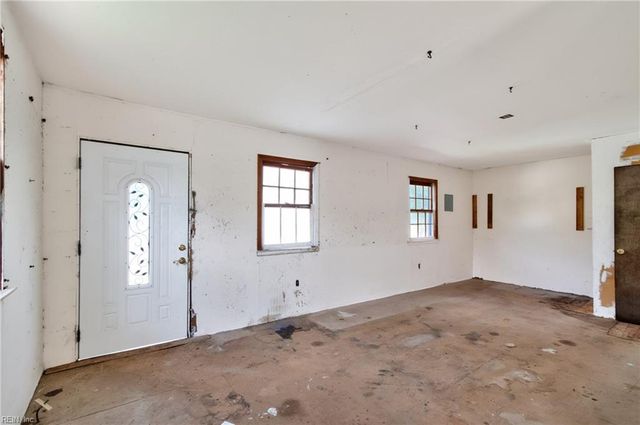 211 Mona DR, Newport News, VA 23608