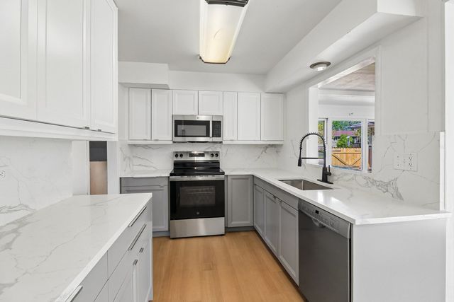 207 N Idlewild Avenue, Mundelein, IL 60060