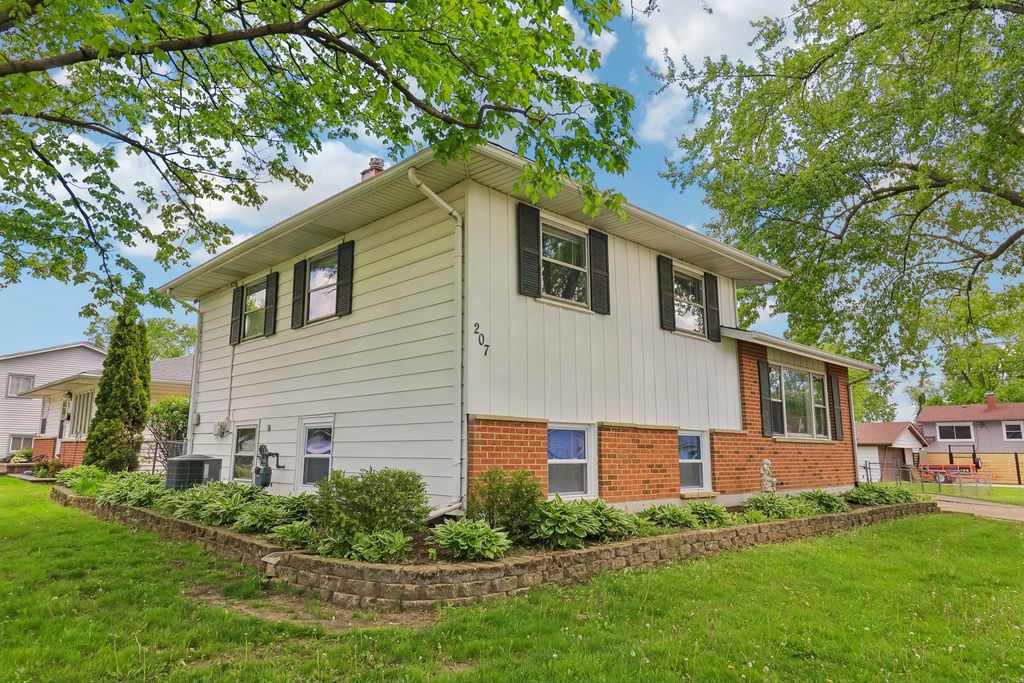 207 N Idlewild Avenue, Mundelein, IL 60060