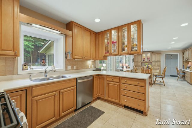 17484 Beech Hill Drive, Grand Haven, MI 49417