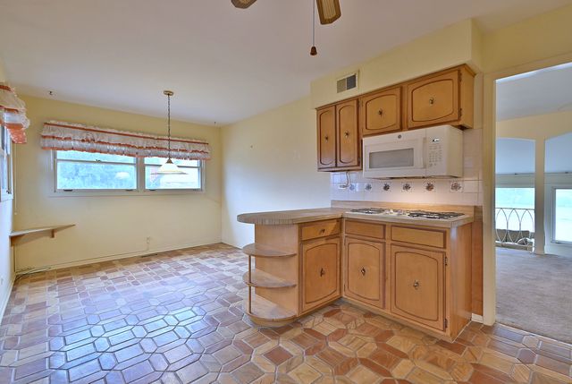 1831 N Rolling Lane, Arlington Heights, IL 60004