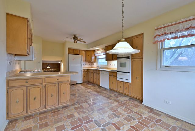 1831 N Rolling Lane, Arlington Heights, IL 60004