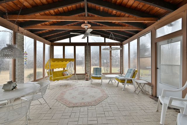 1831 N Rolling Lane, Arlington Heights, IL 60004