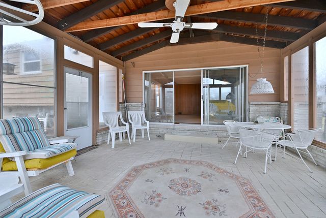 1831 N Rolling Lane, Arlington Heights, IL 60004