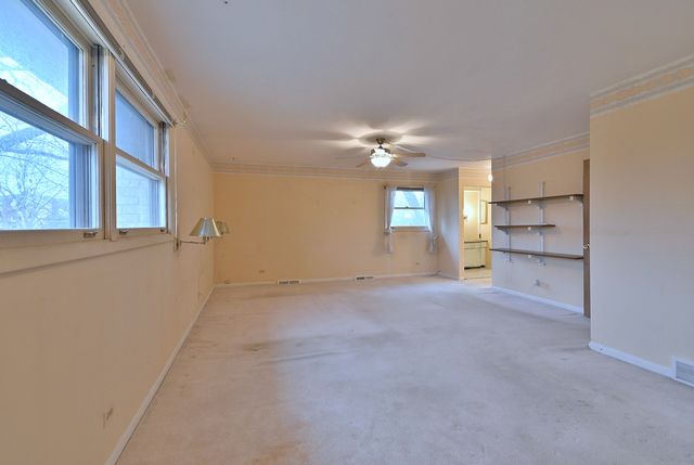 1831 N Rolling Lane, Arlington Heights, IL 60004