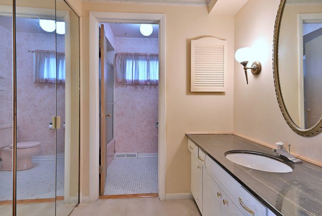 1831 N Rolling Lane, Arlington Heights, IL 60004