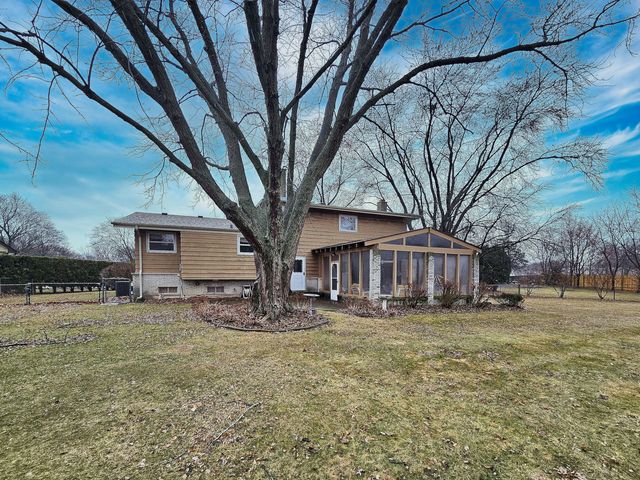 1831 N Rolling Lane, Arlington Heights, IL 60004