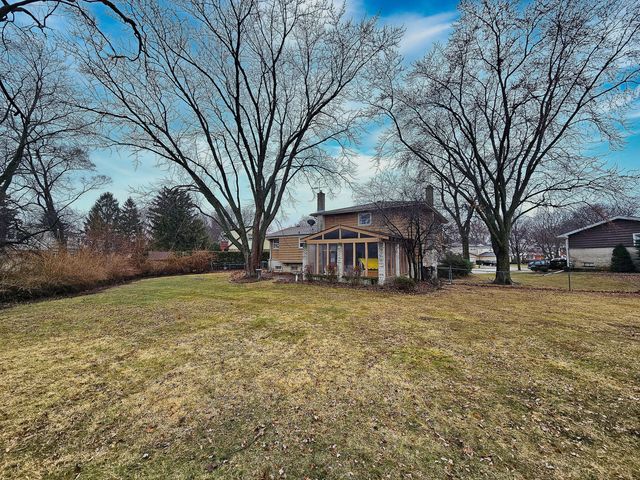 1831 N Rolling Lane, Arlington Heights, IL 60004