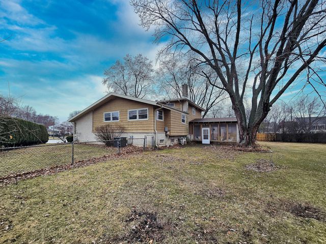 1831 N Rolling Lane, Arlington Heights, IL 60004