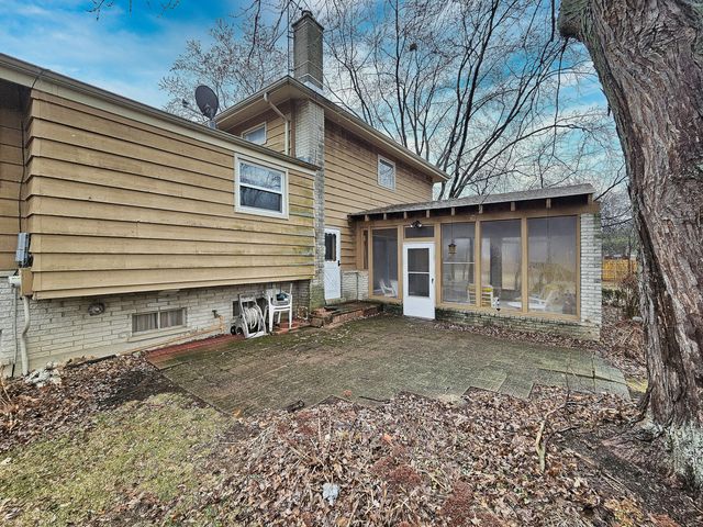 1831 N Rolling Lane, Arlington Heights, IL 60004