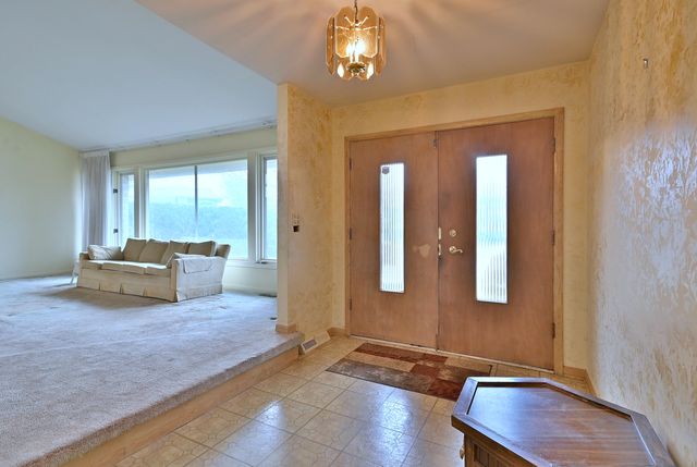 1831 N Rolling Lane, Arlington Heights, IL 60004