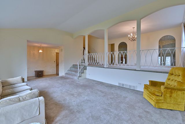 1831 N Rolling Lane, Arlington Heights, IL 60004