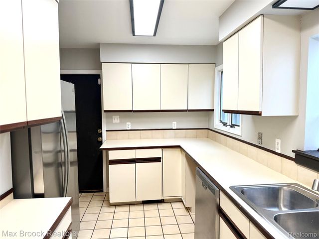 214 Marlborough Drive, Bloomfield Charter Township, MI 48302