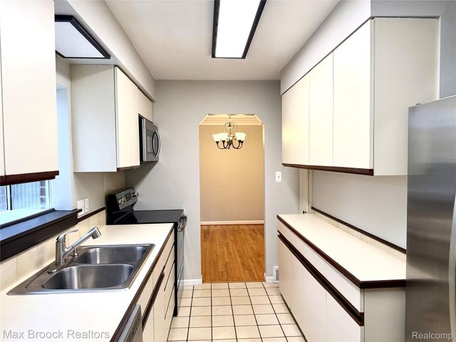 214 Marlborough Drive, Bloomfield Charter Township, MI 48302