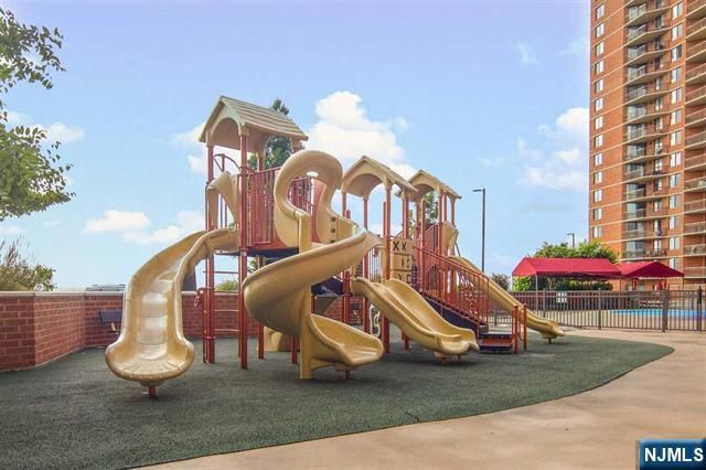 1033 Harmon Cove Tower, Secaucus, NJ 07094