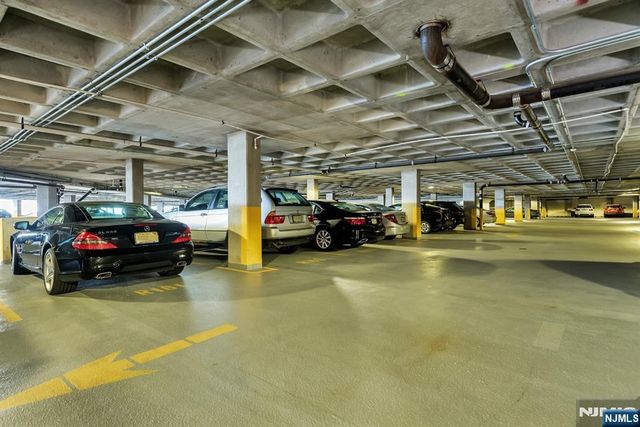 1033 Harmon Cove Tower, Secaucus, NJ 07094
