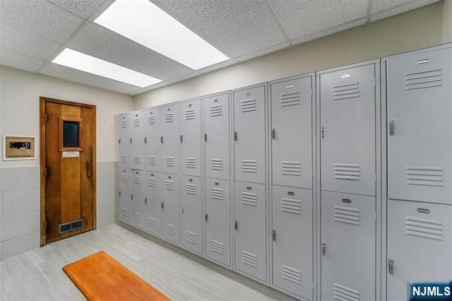 1033 Harmon Cove Tower, Secaucus, NJ 07094
