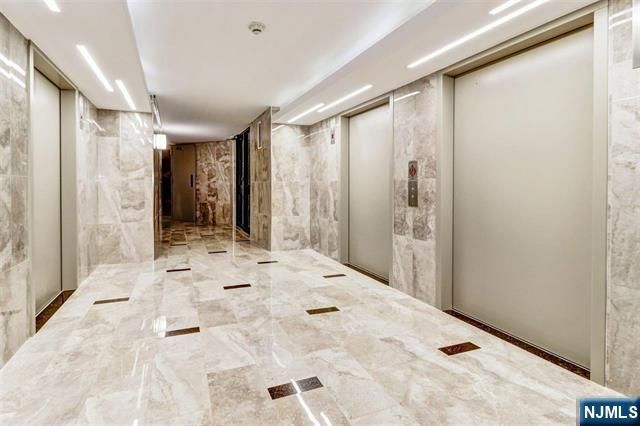 1033 Harmon Cove Tower, Secaucus, NJ 07094