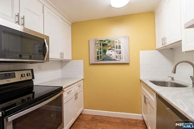 1033 Harmon Cove Tower, Secaucus, NJ 07094