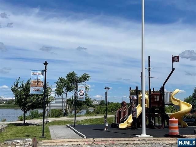 1033 Harmon Cove Tower, Secaucus, NJ 07094