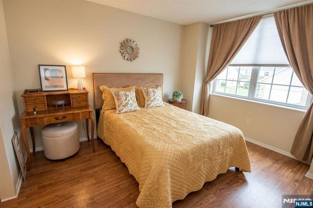 1033 Harmon Cove Tower, Secaucus, NJ 07094