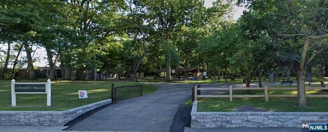 1033 Harmon Cove Tower, Secaucus, NJ 07094