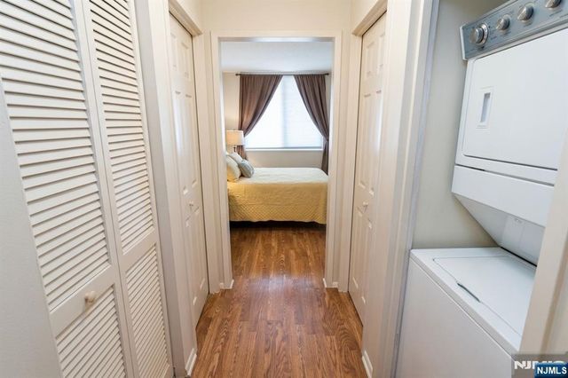 1033 Harmon Cove Tower, Secaucus, NJ 07094