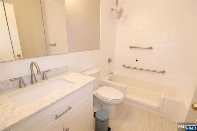1033 Harmon Cove Tower, Secaucus, NJ 07094