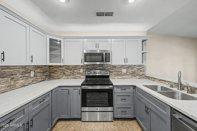 8659 W EARLL Drive W, Phoenix, AZ 85037