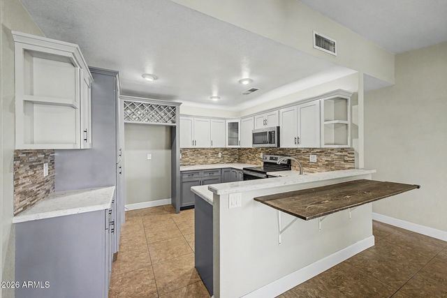 8659 W EARLL Drive W, Phoenix, AZ 85037