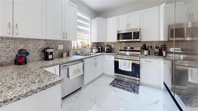 809 NW 170th Ter 26, Pembroke Pines, FL 33028