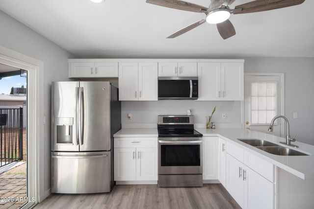 3047 W GREENWAY Road, Phoenix, AZ 85053