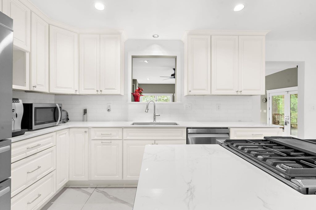 Image 15 of property listing at 516 Rice Planters Drive, Mount Pleasant, SC 29464