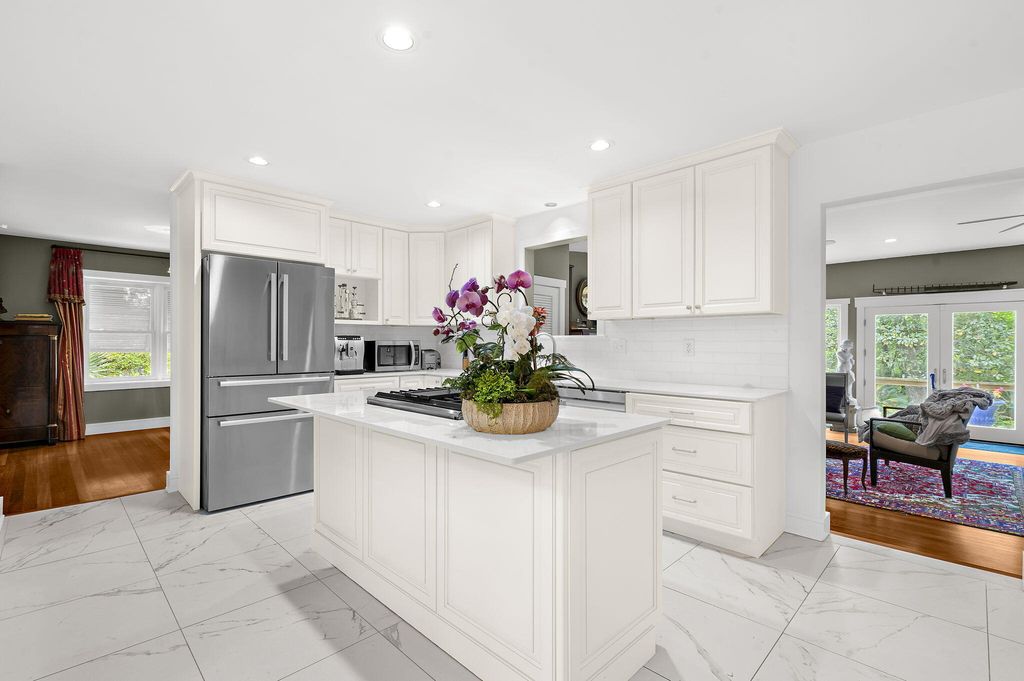 Image 16 of property listing at 516 Rice Planters Drive, Mount Pleasant, SC 29464