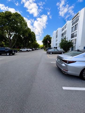 6901 Cypress Road B17, Plantation, FL 33317