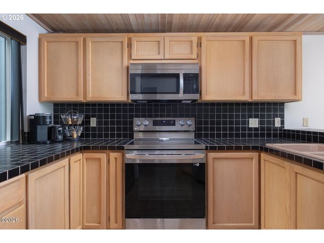 4175 N HIGHWAY 101 E-5, Depoe Bay, OR 97341